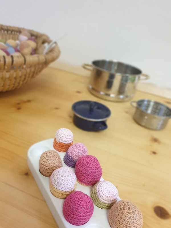 Häkelbällchen im Eierbecher